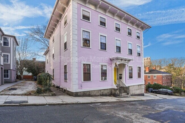 Building Photo - 35 Bowen St