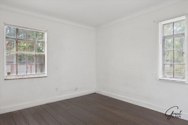 Building Photo - $1,200 - Large East Side 3 Bedroom