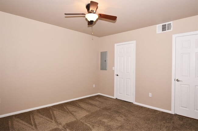 Building Photo - Great 2 Bedroom Condo At Coronado Palms