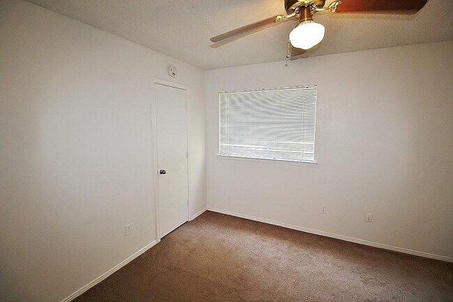Building Photo - 115 Austin Stone Dr