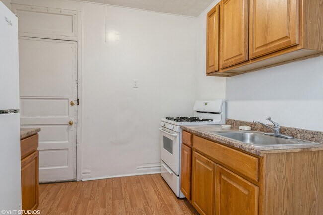 Building Photo - 3408 W Berteau Ave