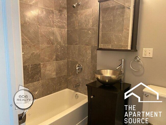 Building Photo - 2704 W Arthur Ave