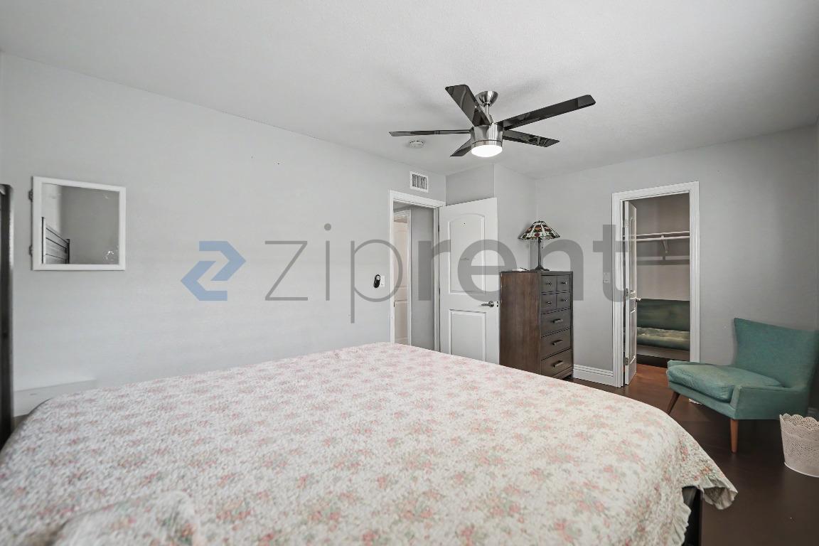 Building Photo - Unit