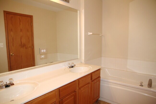 Building Photo - 263 Springbrook Trail S