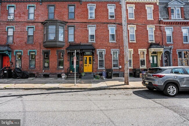 Building Photo - 231 Boas St