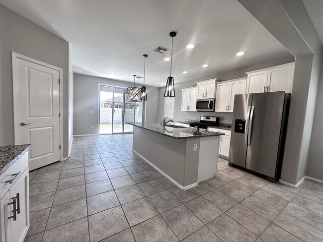 Building Photo - Stunning 4-bedroom, 2-bathroom home located in the vibrant community of Sahuarita, AZ