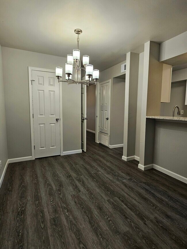 Building Photo - 2811 Woodbury Dr