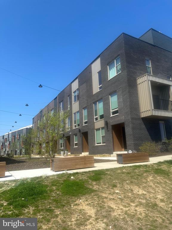 Building Photo - 3000 Birchview Walk