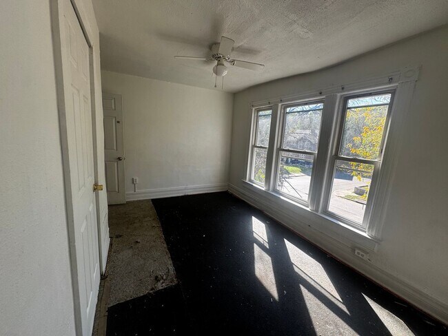 Building Photo - 5 Bedroom 2 bath