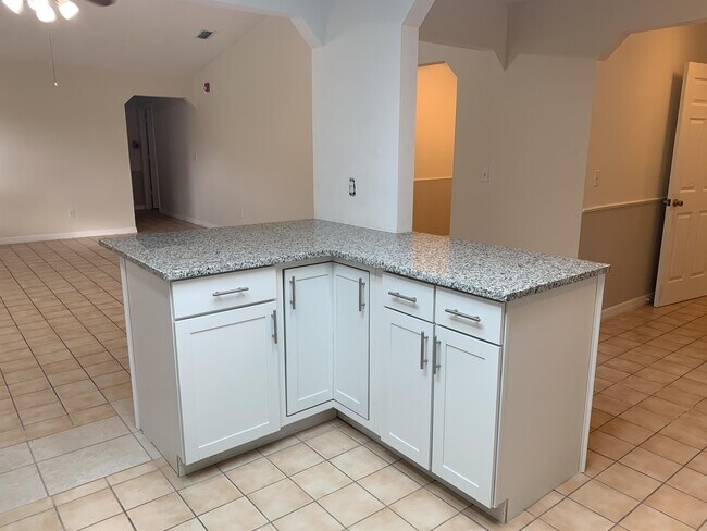 Building Photo - 25 Plainview Dr