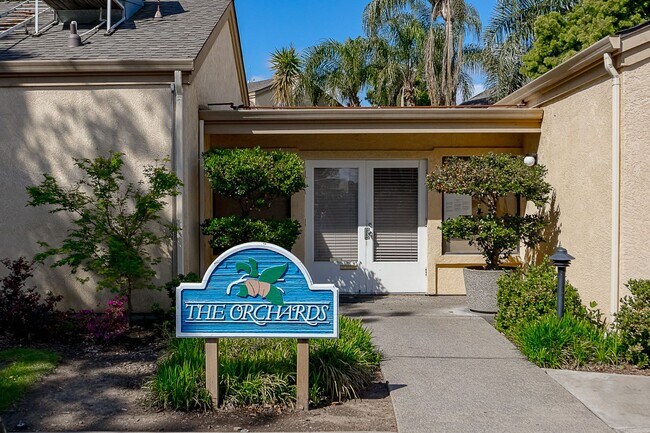 Building Photo - Newly remodeled upstairs condo in gated co...