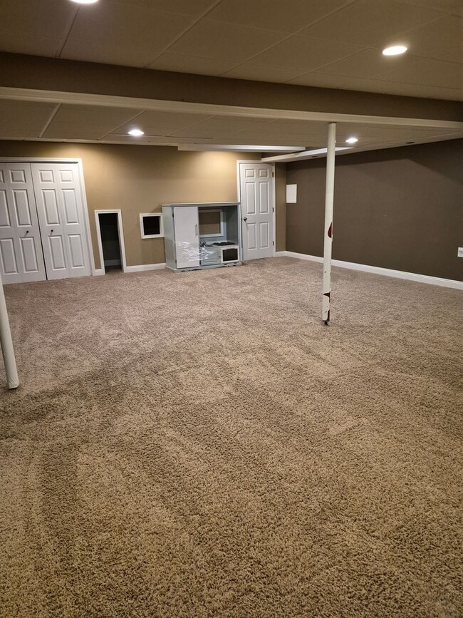 Building Photo - 79 Rogue River View Dr NE