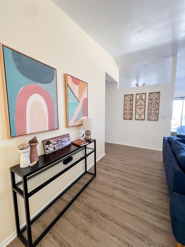 Building Photo - Fully Furnished 4 Bedroom in Sunmore Estat...