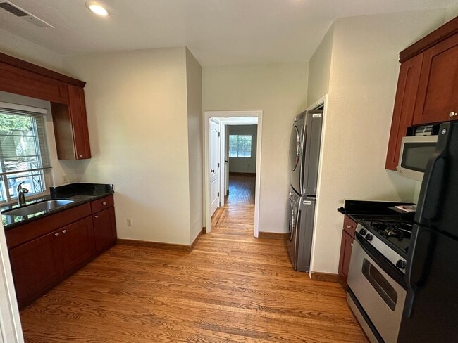 Building Photo - 5 Bed 4 Bath Gated Home In Alamo