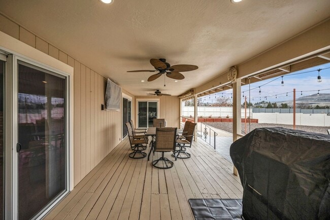 Building Photo - FULLY FURNISHED MOUNTAIN VIEW RETREAT with HOT TUB, RV PARKING & NO HOA