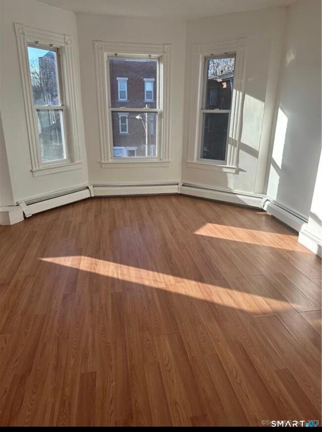 Building Photo - 144 Putnam St