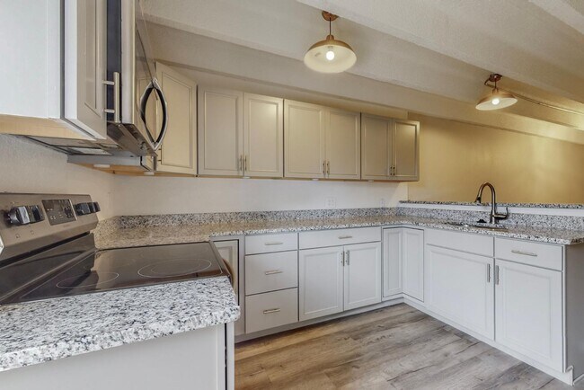 Building Photo - 1100 Alvarado Dr SE