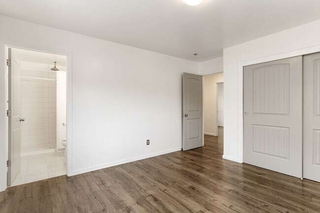 Building Photo - 3 Bedroom, 2 Bathroom Home with Full Finis...