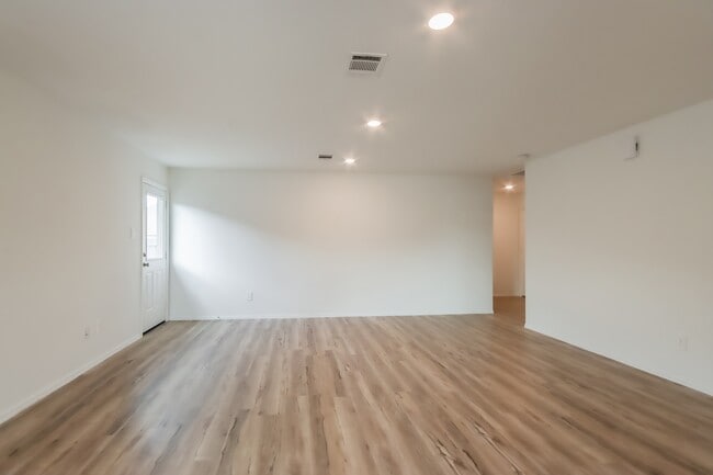 Building Photo - 17599 Longwood Trce Ln