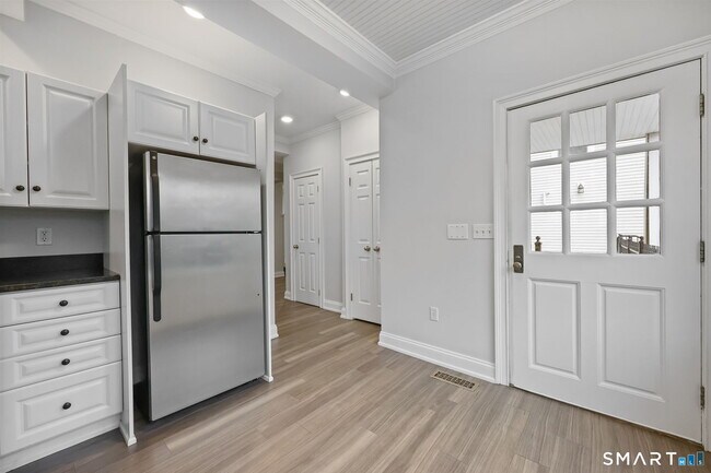 Building Photo - 10 Haviland St
