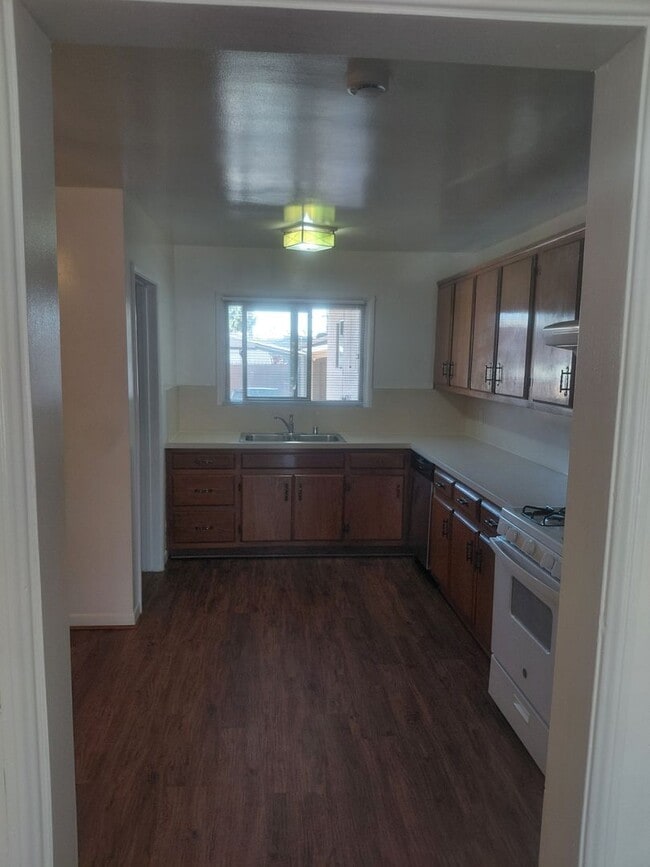 Building Photo - Charming Two Bedroom / One Bath Home! Very Spacious W/ Tons of Character!