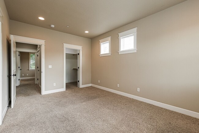 Building Photo - End unit 3BD 2.5BA + Loft +  Tri Level Townhouse w/Garage + AC + Balcony + Washer/Dryer