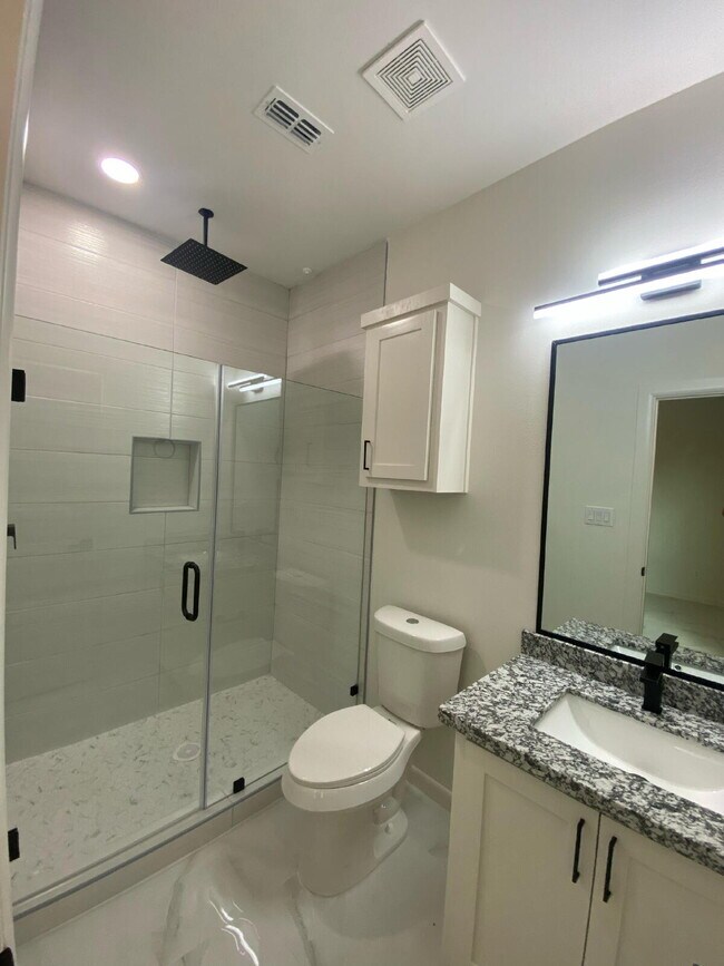 Building Photo - "Stylish 2-Bed, 2-Bath Gem with Granite Touches in Pharr, TX!"