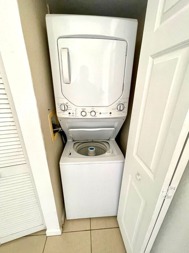 Building Photo - Two bedroom condo in gated Marsh Harbour community