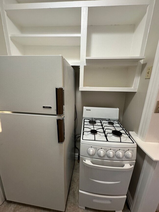 Building Photo - Coming Soon! Charming 1 BR House, 6 min from UK! New Flooring & Paint, Fenced Backyard, Pets Ok!
