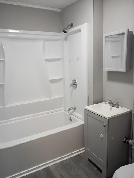 Building Photo - 19 Seymour St