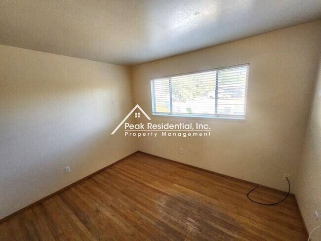 Building Photo - Charming 4bd/2ba Home with Large Backyard