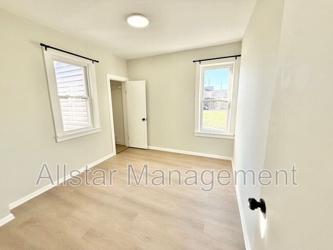 Building Photo - 924 Spring Ave NE