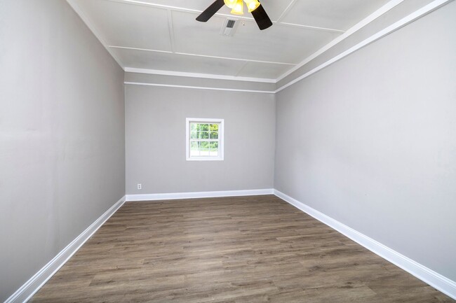 Building Photo - Beautifully Renovated 3 Bedroom Available!