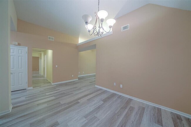 Building Photo - 143 W Village Knoll Cir