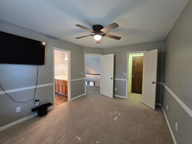 Building Photo - MOVE-IN SPECIAL!! $250 OFF First Month