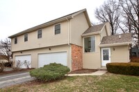 Building Photo - Sylvania 3 Bed/2.5 Bath Townhouse/Condo wi...