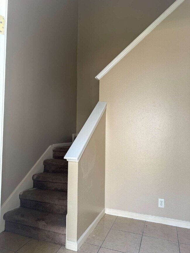 Building Photo - Beautiful two bed/1.5 bath in the heart of Alamo Heights