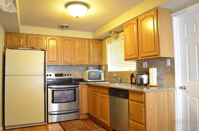 Building Photo - Updated Clyde Hill Home with Spacious Livi...