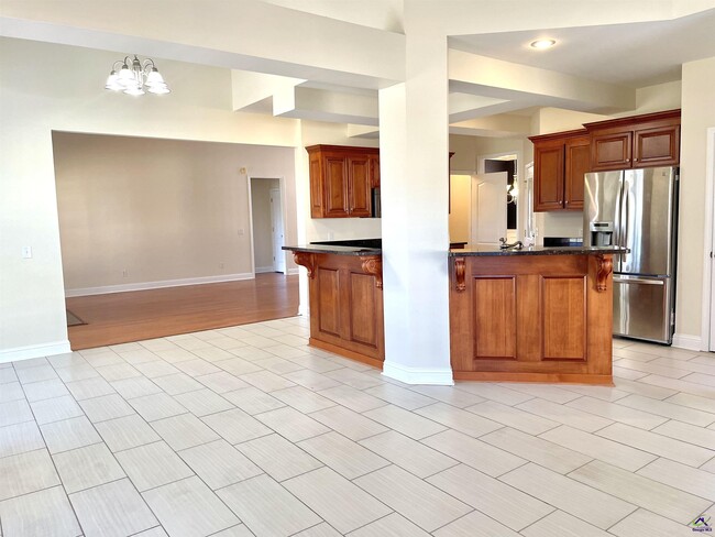 Building Photo - 300 Pembroke Pointe