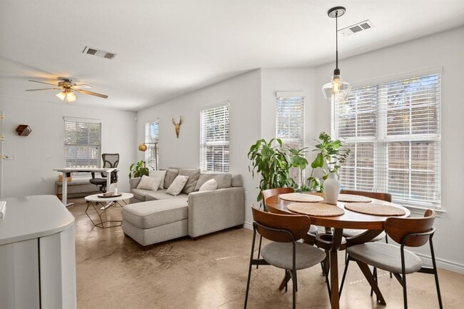 Building Photo - 7000 Villita Avenida