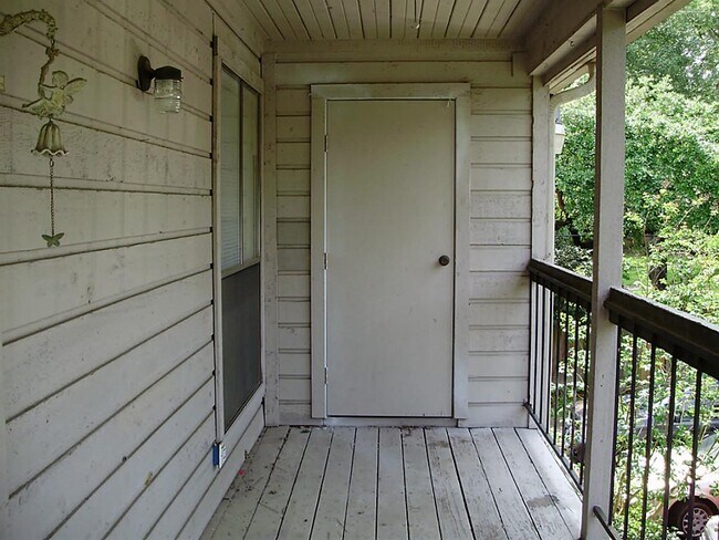 Building Photo - 17401 Red Oak Dr