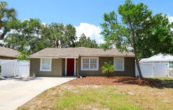 Building Photo - 3 bedroom, 2.5 bathroom home is in a highly sought-after neighborhood in the heart of South Tampa...