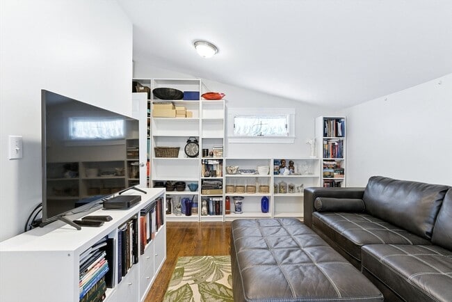 Building Photo - 8 Earnshaw St