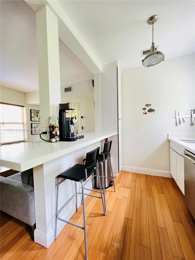 Building Photo - 4812 Pine Tree Dr