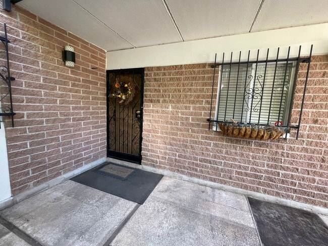 Building Photo - Lovely 2 Bedroom and 2 Bathroom Condo!