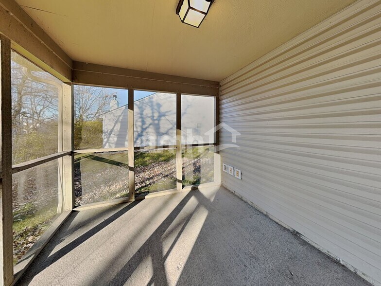 Building Photo - 220 Longview Bend