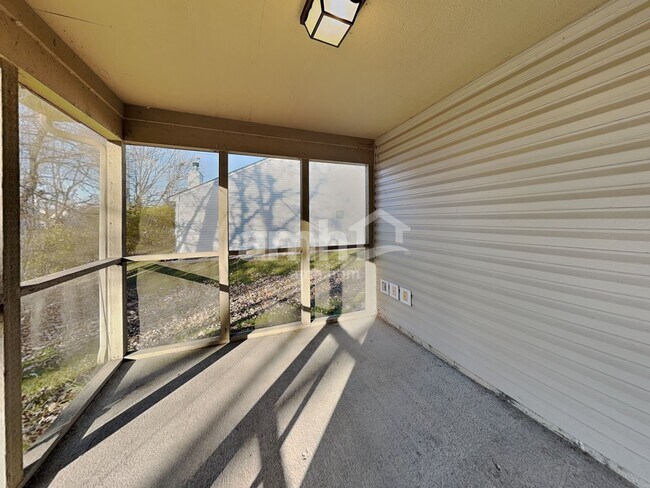 Building Photo - 220 Longview Bend