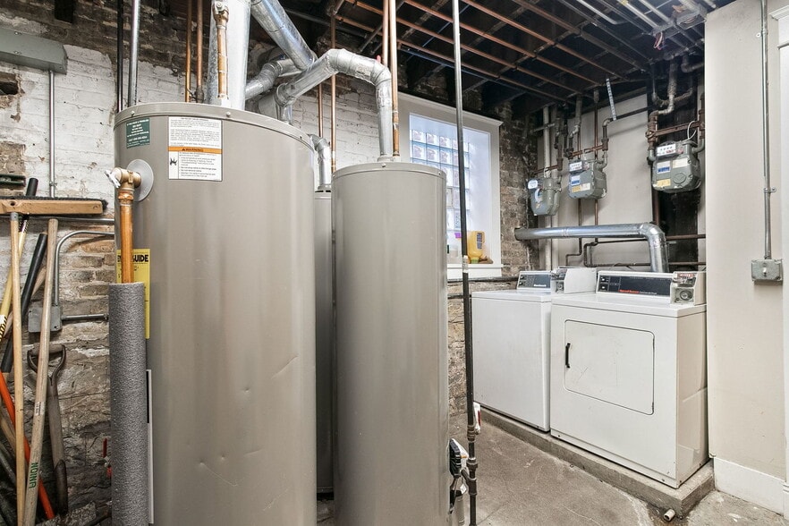 Building Photo - 1821 N Sawyer Ave