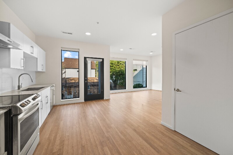 Building Photo - 806 Olympic St