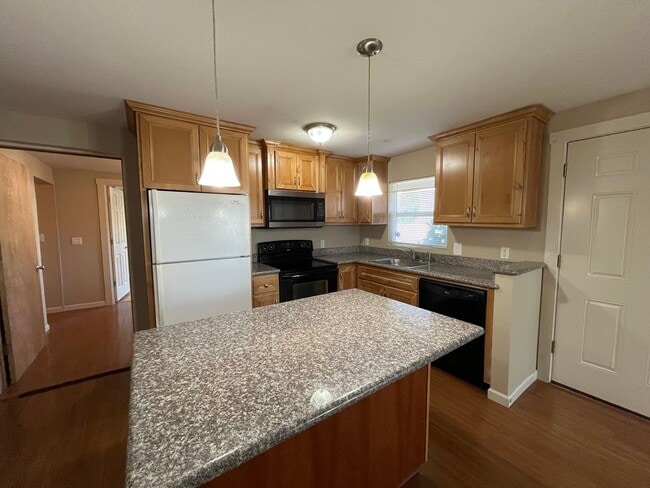 Building Photo - Updated and Bright 3 Bedroom 2 Bath Home in NE Portland (PDX/Columbia River)